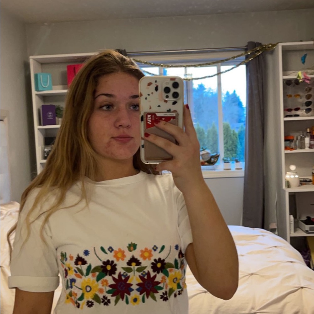 flower embroidered tee